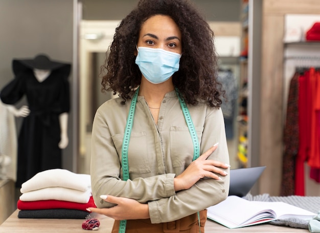 Photo female personal shopper with mask working