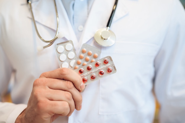 A female pharmacist holding a pills.