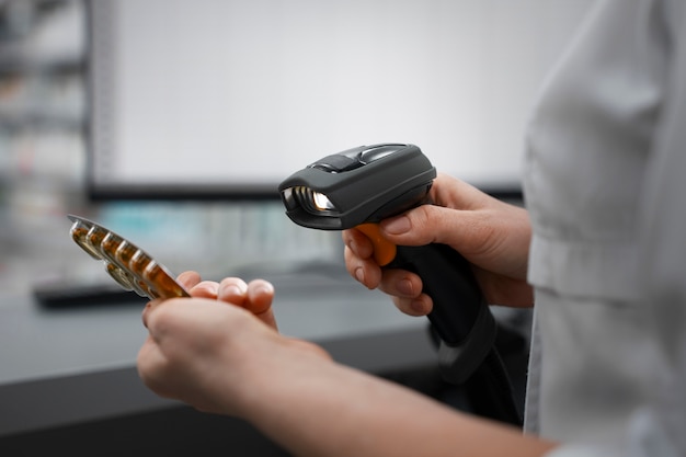 Photo female pharmacist scanning medicine at the counter