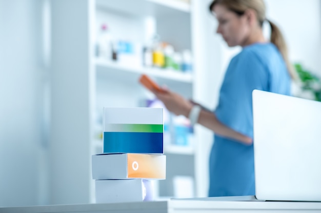 Photo female pharmacist working in a drug strore