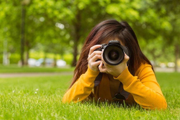 写真 公園の女性写真家