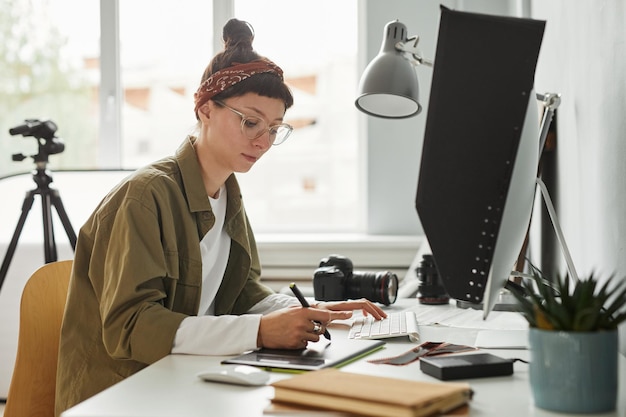 Fotografa femminile che modifica le foto