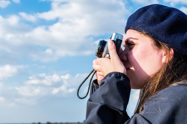 写真 秋の屋外の女性写真家のポートレート