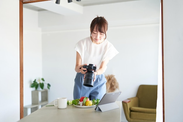 部屋の女性カメラマン