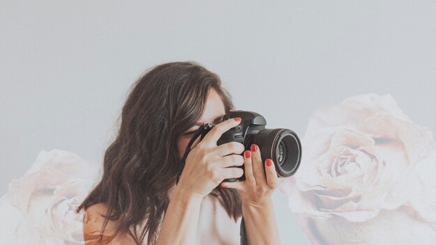 Fotografa femminile che scatta una foto