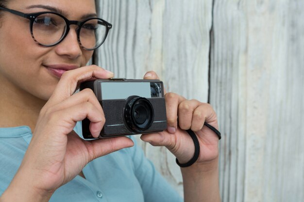 Foto fotografo femminile con la macchina fotografica antiquata