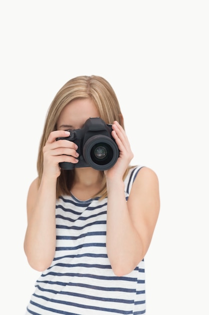 女性カメラマン、写真カメラ付き