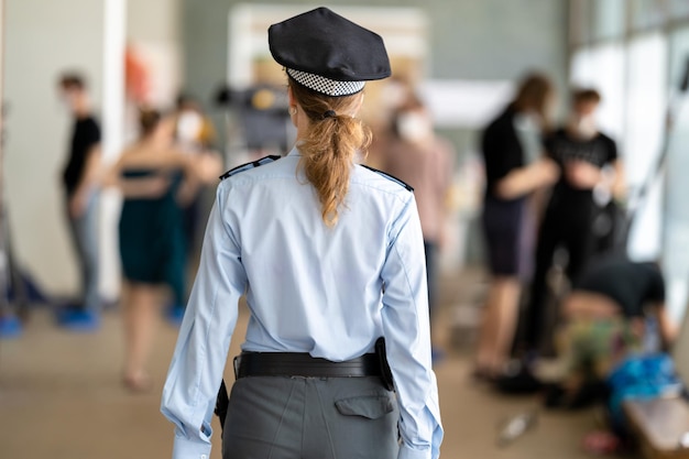 Ufficiale di polizia femminile in uniforme in servizio durante un evento pubblico