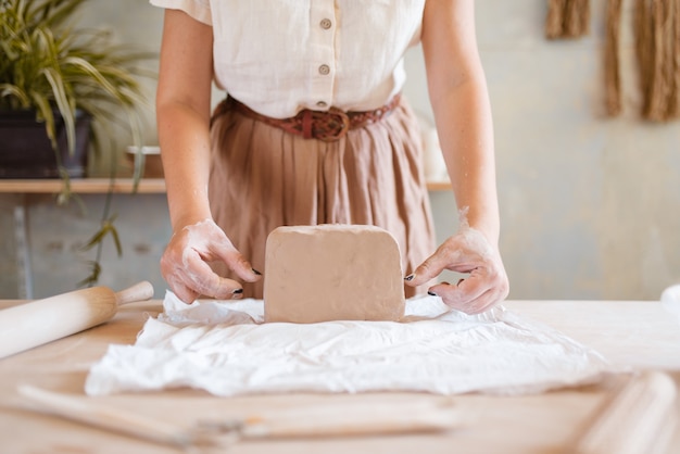 Female potter prepares a foarm