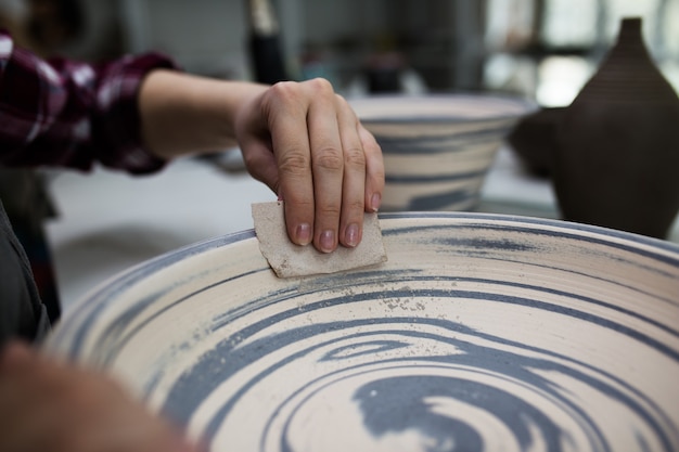 Foto potter femminile al lavoro