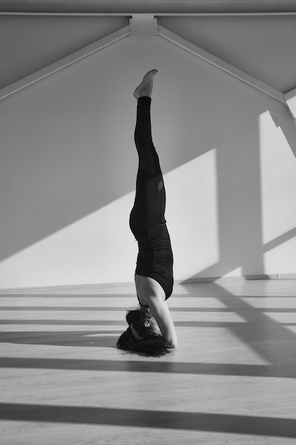 Photo female practicing yoga pose on the head