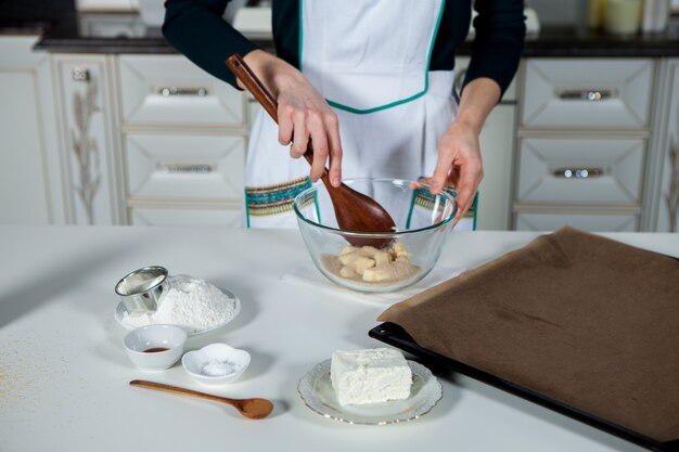 Photo female preparing pie with ingredients for baking cake