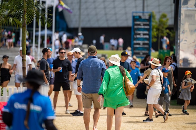 女性のプロテニス選手オーストラリアの夏のテニストーナメントでコートでプレーするテニスプレーヤー