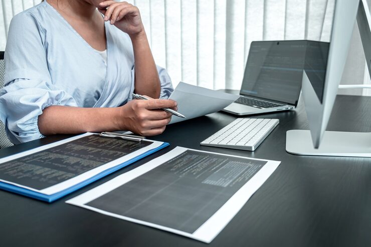 Photo female programmer working in software javascript computer in it office, writing codes and data code website and coding database technologies to find solution to problem.