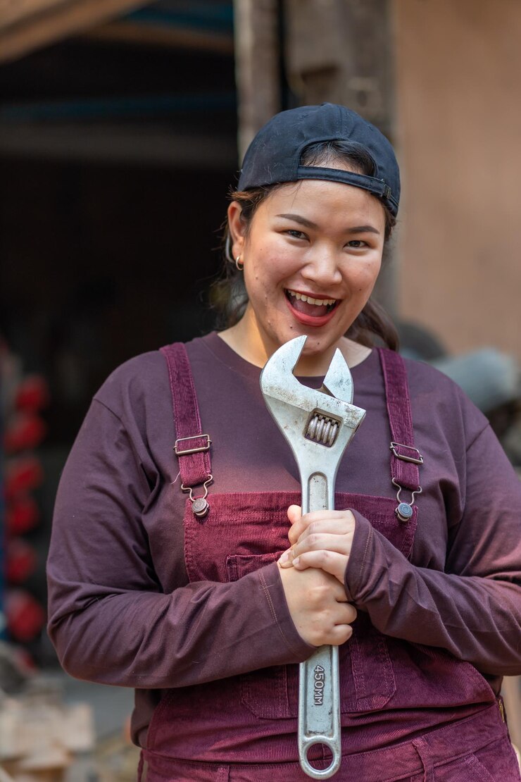 Photo 수리 도구 를 손 에 들고 있는 여성 수리 공장 유지 보수 노동자