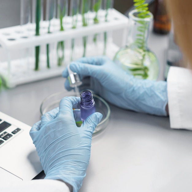 Photo female researcher in the lab