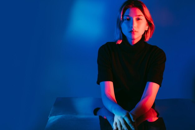女性の権利ネオンの肖像画の自由平等のエンパワーメントは深刻な顔を持つ自信のある女性に関係していました
