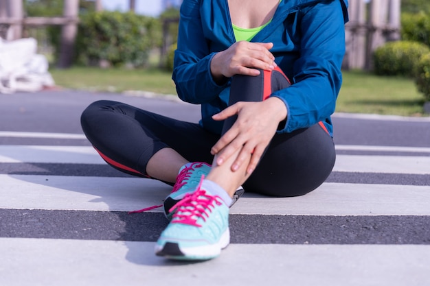 Foto lesione e dolore al ginocchio dell'atleta femminile del corridore.