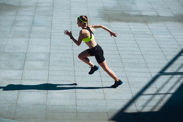 女性ランナー、屋外でのアスリートトレーニング。プロのランナー、路上で運動するジョガー。