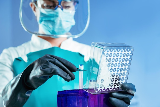 Photo female scientist experimenting in laboratory