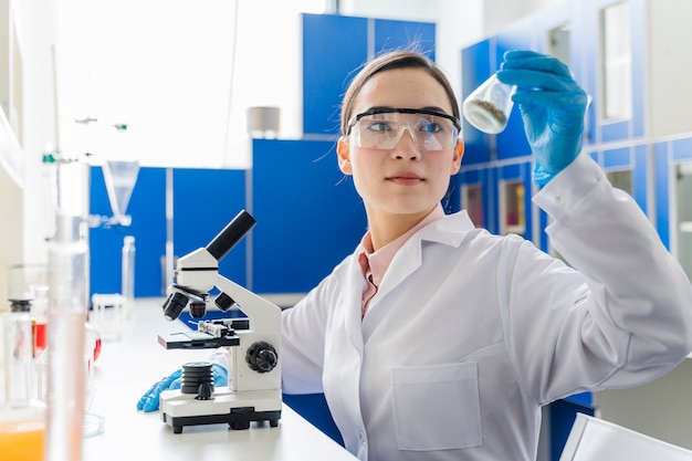 Photo female scientist in the lab working