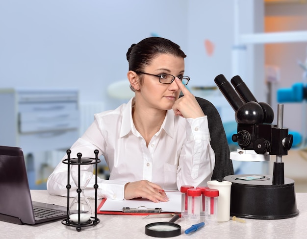 실험실에 앉아 여성 과학자