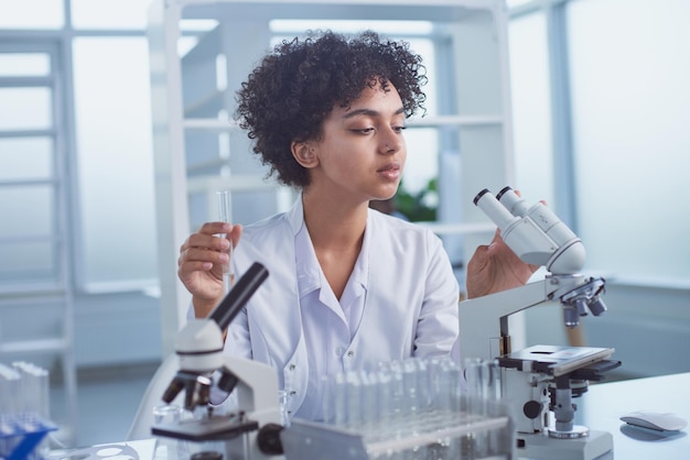 Photo female scientist working in the lab