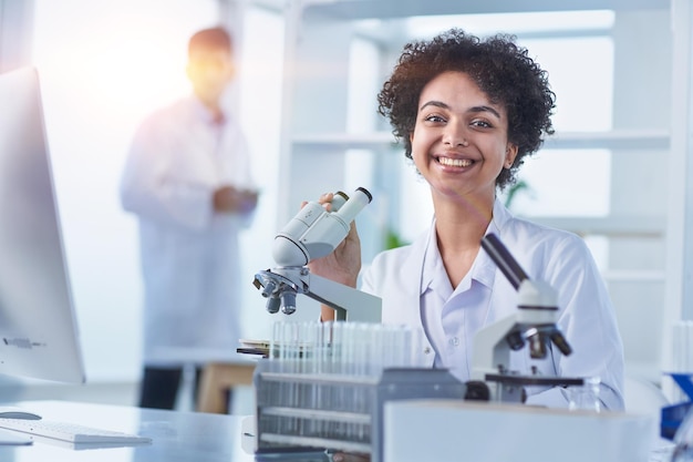 Photo female scientist working in the lab