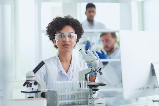 Foto scienziata che lavora in laboratorio