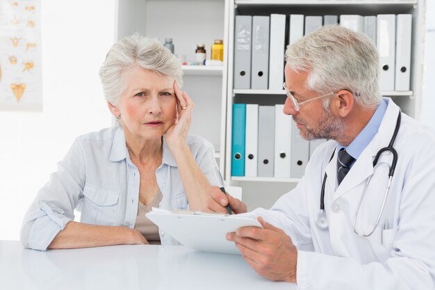 Paziente anziano femminile che visita un medico