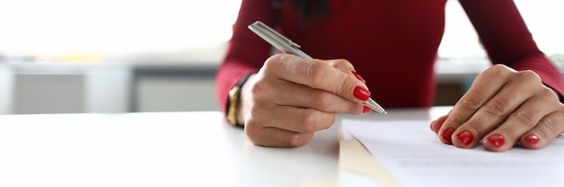 Femmina che si siede nel gabinetto personale