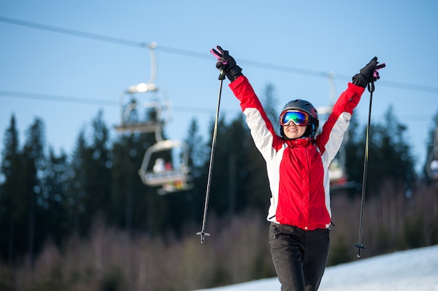 Фото Лыжница на снежном склоне с поднятыми вверх руками