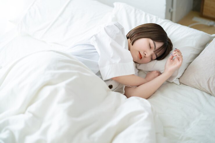 Photo 밝은 방에서 침대에서 자는 여성