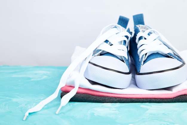 Foto scarpe da ginnastica femminili e maglietta