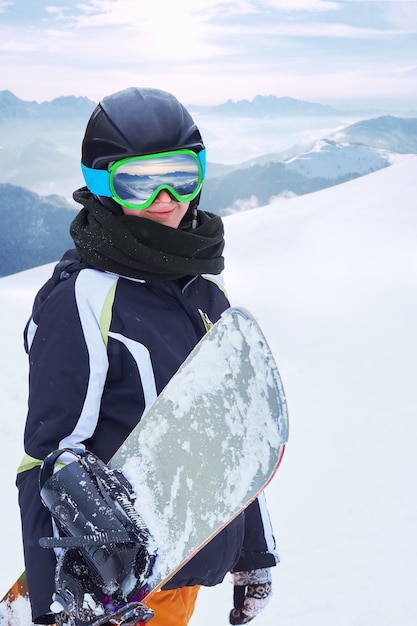 雪の山の上の女性スノーボーダー