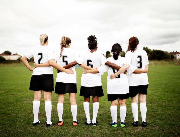 集まって立っている女子サッカー選手