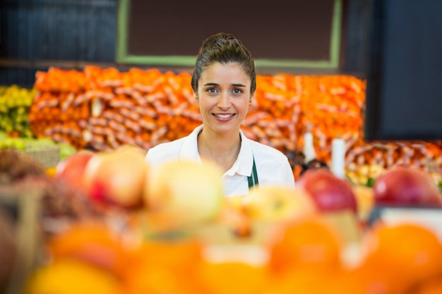 Personale femminile che sta nella sezione organica del supermercato