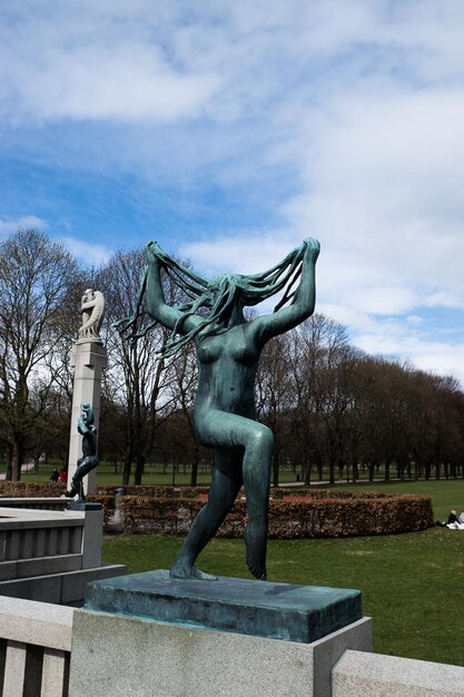 Photo female statue in park