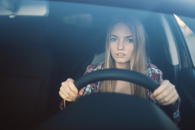 Foto studentessa all'esame di guida, concetto di scuola di auto