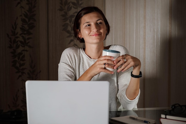 Photo female student freelancer working at home on a task