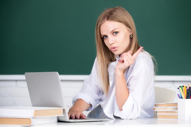 Studentessa in lezione di lezione in aula al liceo o all'università bella femmina caucasica s