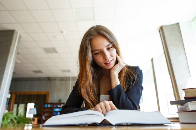 Studentessa in biblioteca