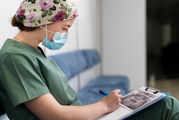 Foto studentessa in medicina che indossa una maschera medica