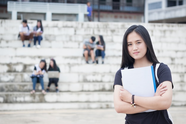 友人と夕方に屋外の女性学生