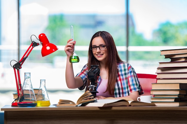 Studentessa che si prepara per gli esami di chimica