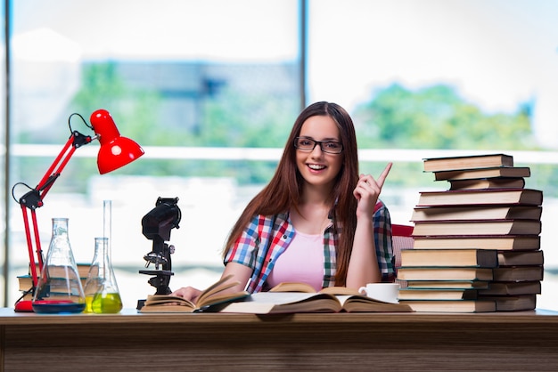 Studentessa che si prepara per gli esami di chimica