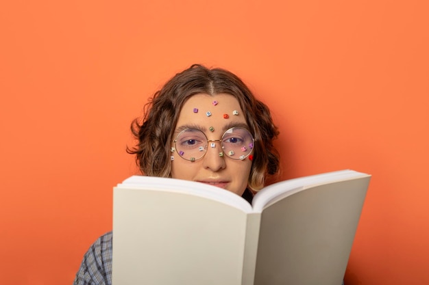 Photo female student reading book