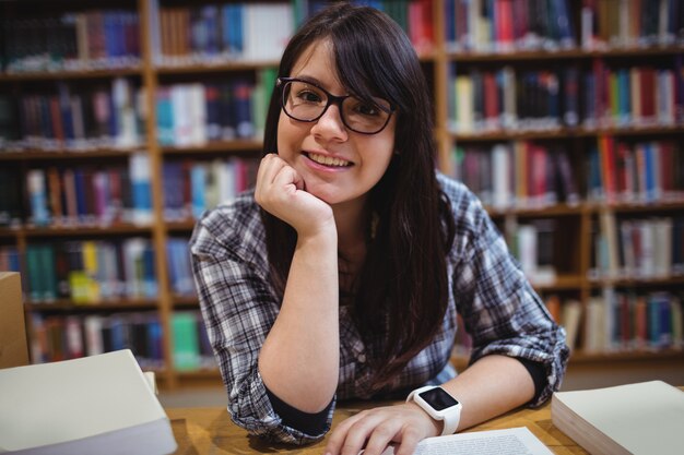 図書館に座っている女子学生