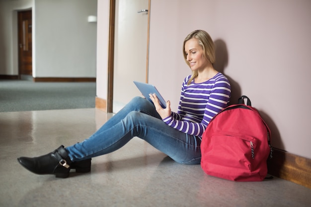 女性の学生は、デジタルタブレットを使用して笑い