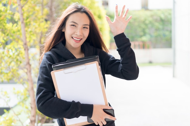 写真 キャンパスの庭の女子学生スタンド